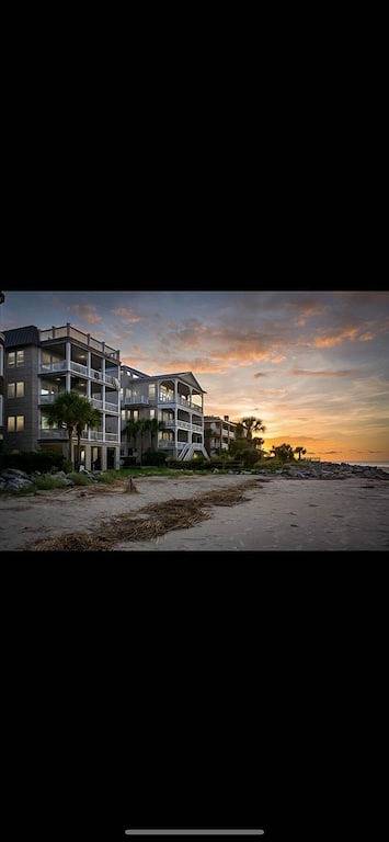 Ganze Wohnung, Schöne Ocean Front Cottage mit herrlichem Blick - nur wenige Schritte vom Strand entfernt! in St. Simons Island, Glynn County