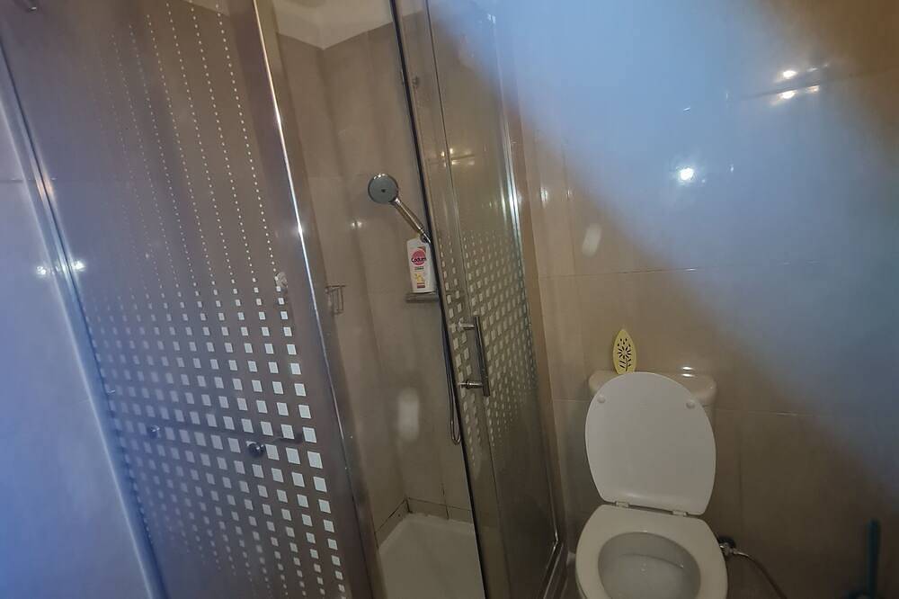 Apartamento inteiro, Apartamento na varanda com uma visão clara de lojas e estações de trem / metrô a 5 m a pé in Venteira, Costa de Lisboa