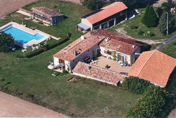 Location de vacances pour 4 personnes, avec bassin pour enfant et vue ainsi que jardin et piscine à Blanzaguet-Saint-Cybard - 2