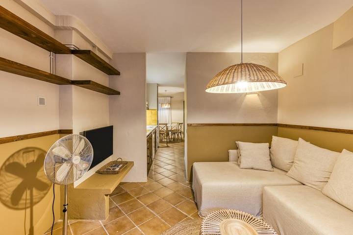 Apartamento inteiro, Apartamento 'Apartaments Can Gibert - Palleret' com terraço privado e acesso Wi-Fi in Castelló d'Empúries, Upper Empordà