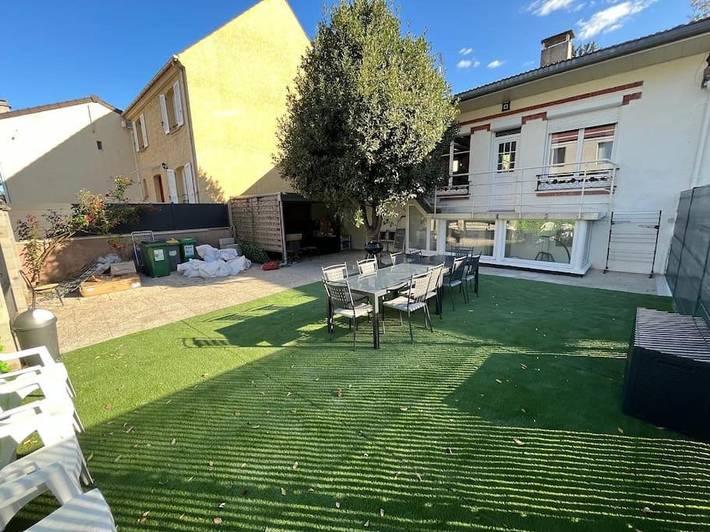 Location de vacances pour 30 personnes, avec Balcon ainsi que Terrasse et Jardin à Bagneux