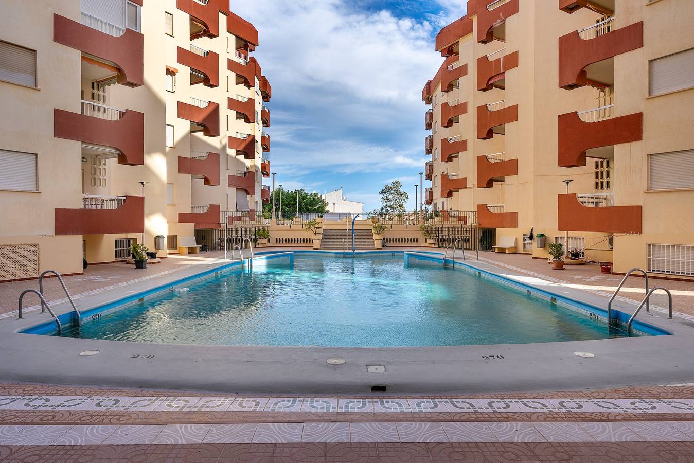 Appartement entier, Appartement 'Maravillosa Cala' avec vue sur la mer, piscine partagée et Wi-Fi in Calahonda, Costa Granadina