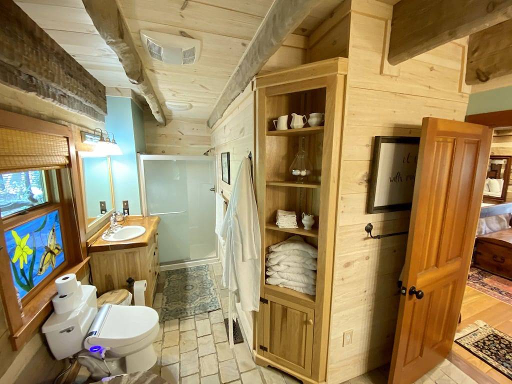 Luxus Blockhaus. Douglas Lake Anwesen. 70 Morgen mit nur 2 Häusern. in Douglas Lake