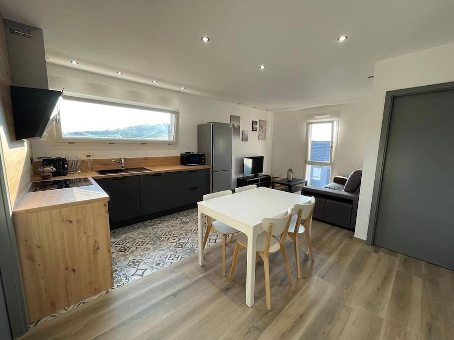 Appartement entier, Two-Bedroom Apartment in Charmes, Région d'Épinal