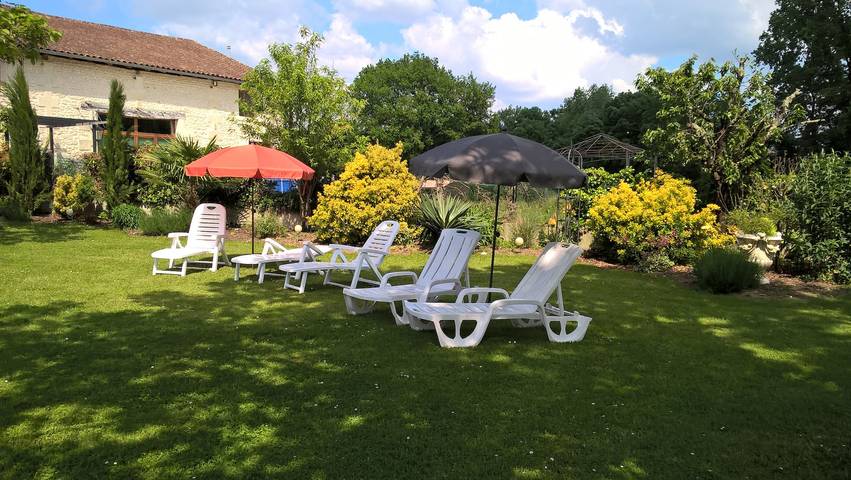 Gîte pour 12 personnes, avec piscine et jacuzzi, adapté aux familles dans Saint-Privat-en-Périgord - 4