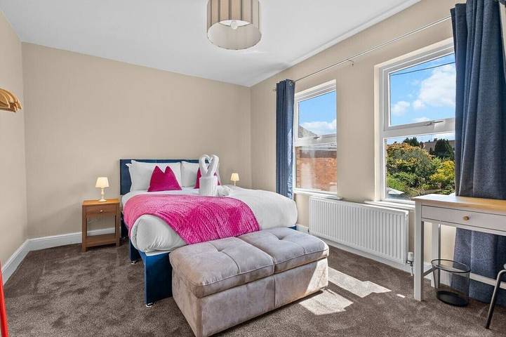 Luxury Home, Sleeps 12, Pool Table, Free Parking in Worcester, Worcestershire