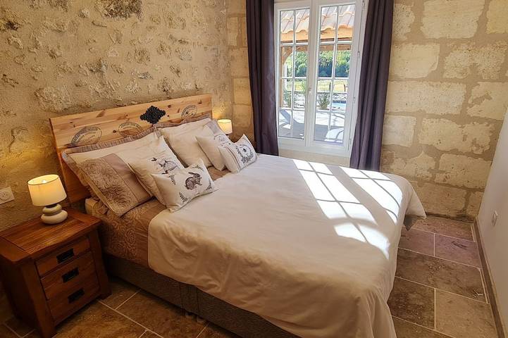 Gîte pour 4 personnes, avec terrasse et jardin à Villegouge - 2