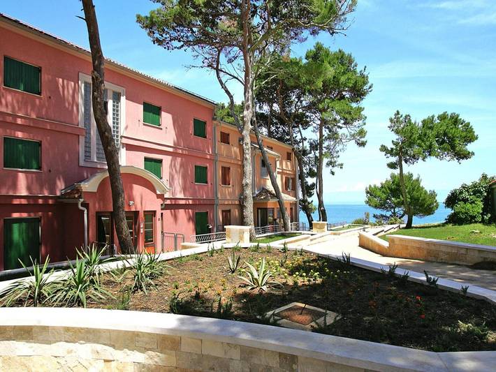 Ferienwohnung für 3 Personen, mit Balkon/Terrasse und Pool sowie Whirlpool und Sauna, mit Haustier auf Lošinj