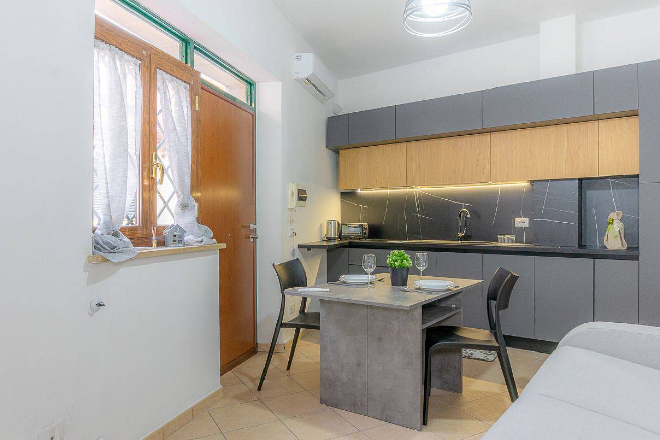 Entire apartment, Vivimihome - Apt a pochi passi dalla metro,con ingresso privato in Rome, Rome Province