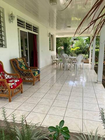 Gîte pour 6 personnes, avec terrasse dans Taravao