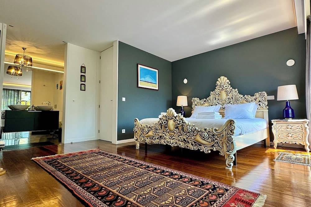 Exclusive Luxury Villa with Plunge Pool & Garden in Cedofeita, Porto