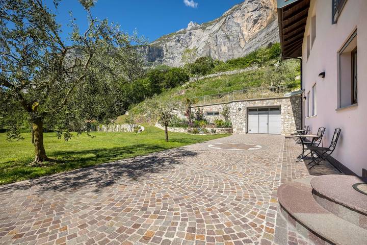 Apartamento inteiro, Estúdio 'Monte Brento Gaggiolo 2' com vista montanha e jardim privado in Dro (Itália), Pré-Alpes de Garda
