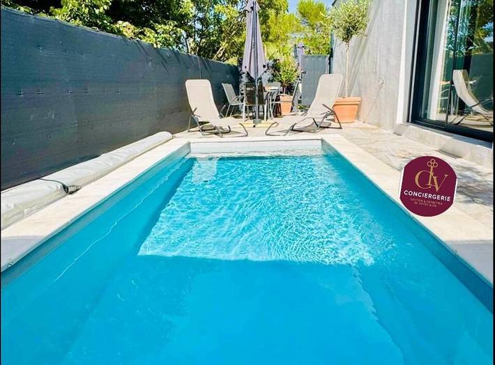 Location de vacances pour 6 personnes, avec terrasse ainsi que vue et piscine à Saint-Maximin (Nimes)