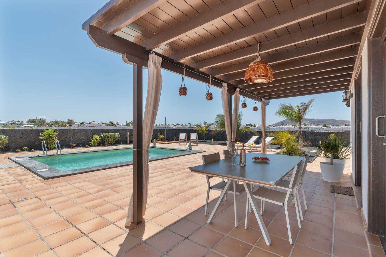 Villa privada 5* con piscina, jardín de palmeras e internet rápido in Playa Blanca, Yaiza