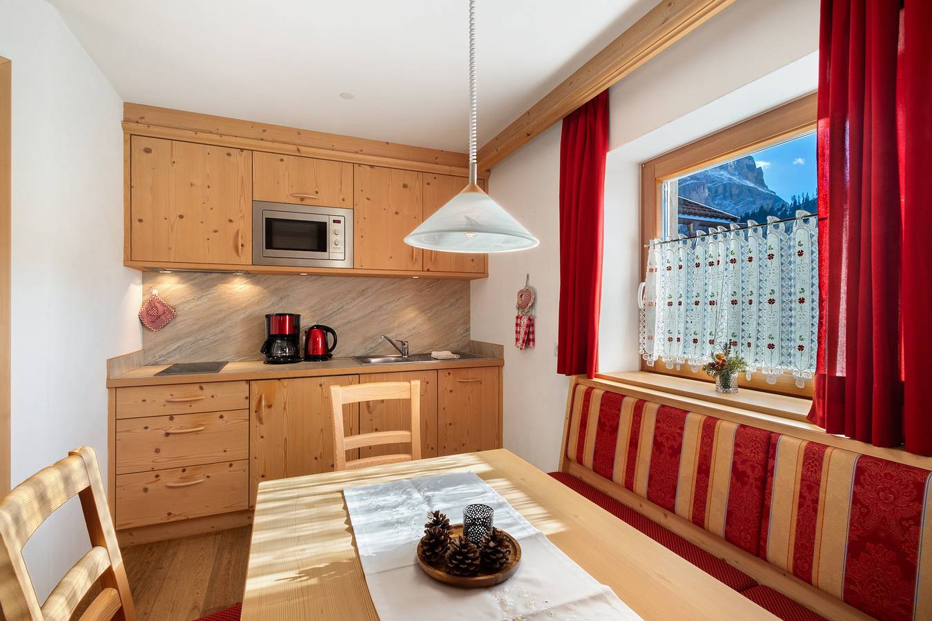 Ganzes Studio, Einzimmerapartment 'Apartment Plaies' mit Bergblick, Gemeinschaftsgarten und Wlan in Wengen (Italien), Dolomiti Superski