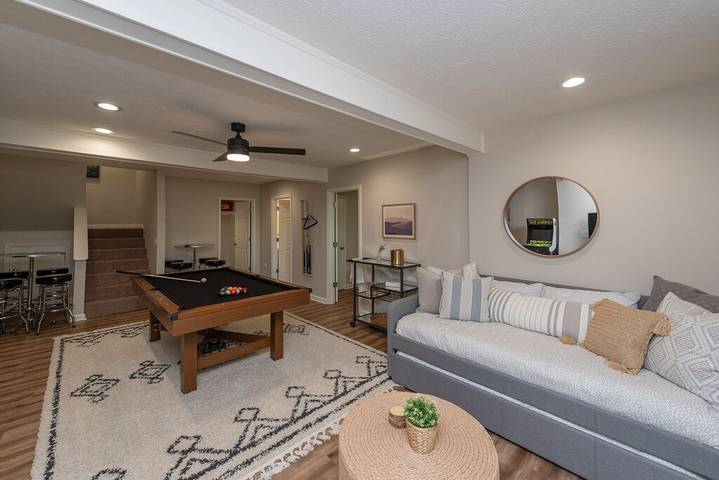 Vacation house for 11 people, with pool and balcony as well as hot tub in Deep Creek Lake