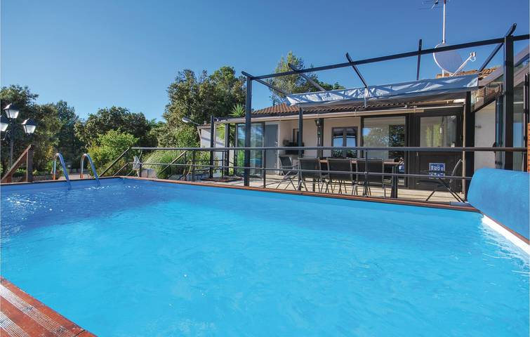 Location de vacances pour 8 personnes, avec terrasse ainsi que jardin et piscine, adapté aux familles dans Parc naturel régional de la Sainte-Baume - 2