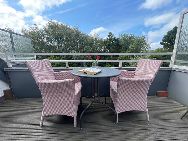 Ganze Wohnung, Modernes Apartment mit Balkon, Gartenblick und Strandnähe in Wenningstedt in Wenningstedt, Sylt