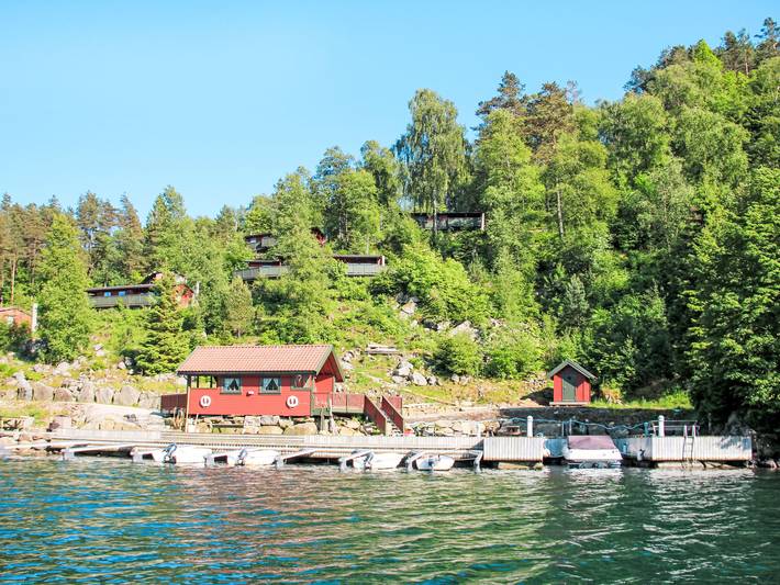 Feriehus for 5 personer, med hage og terrasse i tillegg til innsjøutsikt i Lyngdal