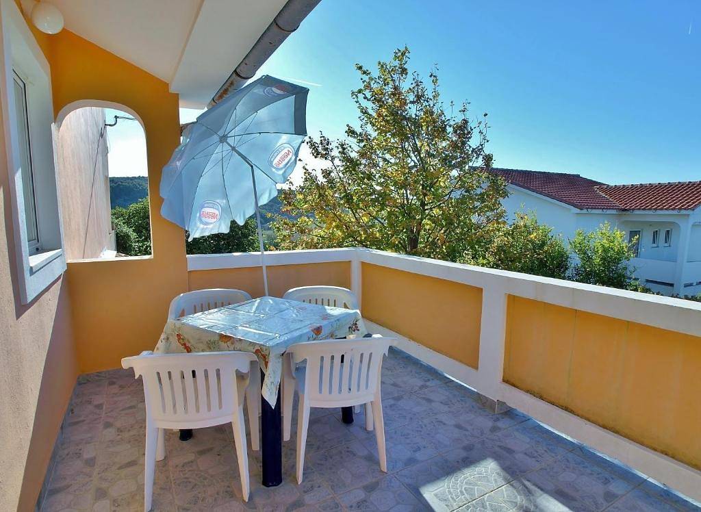 Ganze Wohnung, 1-Zimmer-Ferienwohnung mit Balkon und Meerblick Lopar, Rab A-22583-b in Lopar, Rab