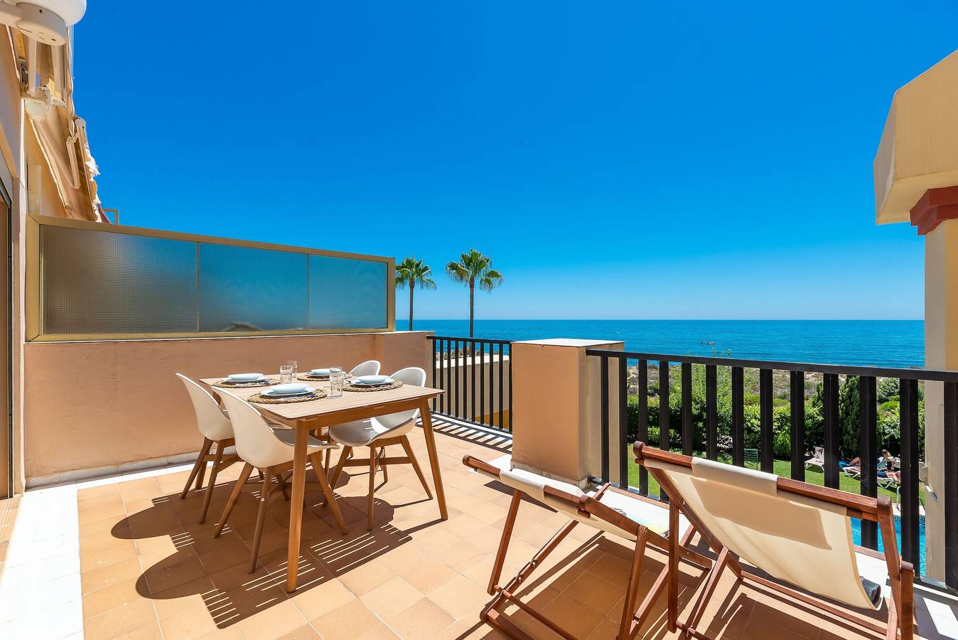 Appartement entier, Appartement "Sea Front Beach Studio" avec vue sur la mer, Wi-Fi et climatisation. in Marbella Est, Marbella