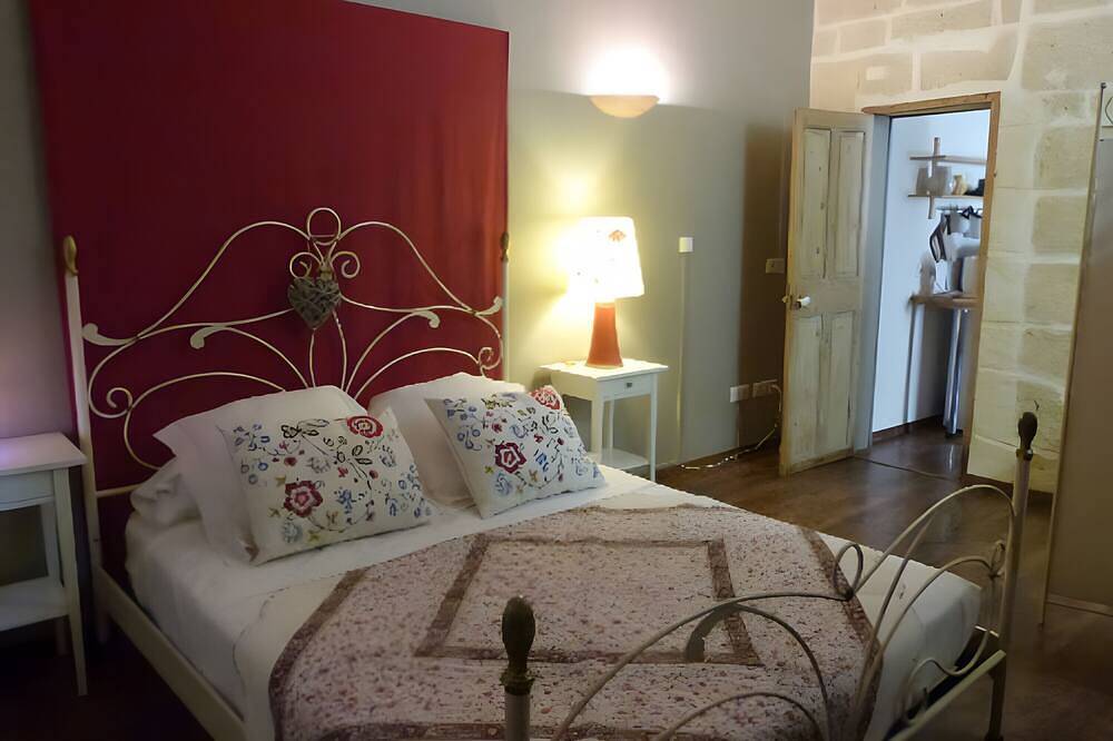 Entire apartment, Holiday Home \"En Petite Camargue\" with Wi-Fi in Vauvert, Nimes region