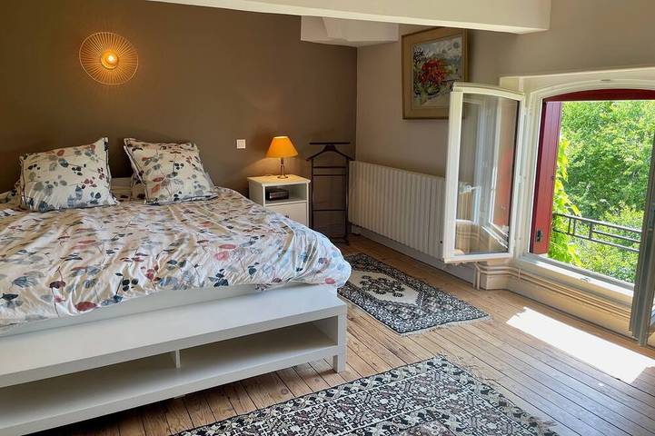 Location de vacances pour 10 personnes, avec jardin à Valdivienne - 2