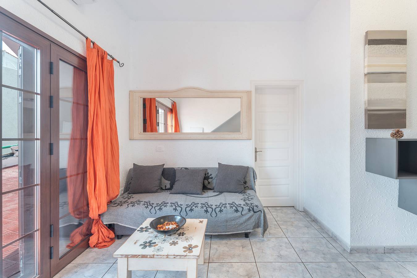 Apartamento entero, Vacaciones 'Chiara' con vistas a la montaña y piscina compartida in San Eugenio Alto, Adeje