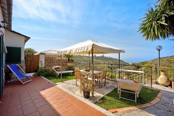 Location de vacances pour 5 personnes, avec jardin à Pompeiana