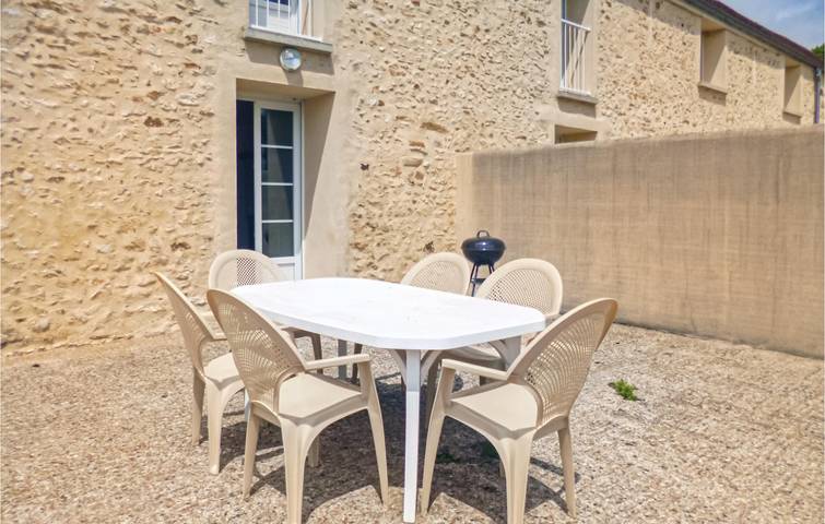 Der Oasis Rückzugsort: WiFi, TV, Garten, Pool, Parkplatz in Vaudoy-en-Brie, Seine-et-Marne