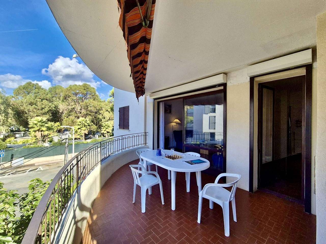Entire apartment, 3-Room Apartment Near Beach & Shops with Terrace, Parking - Sleeps 5, Cavalaire-sur-Mer in Cavalaire-sur-Mer, Mediterranean Coast (France)