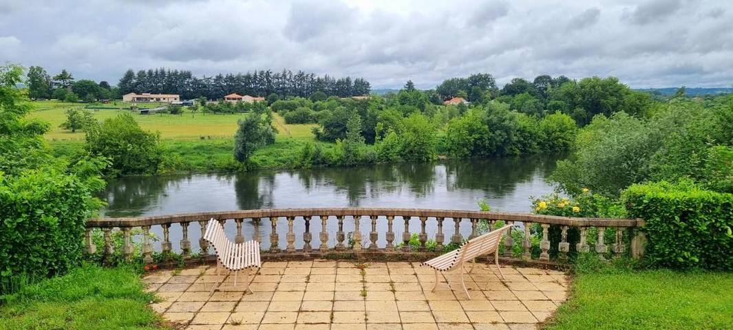 Gîte pour 6 personnes, avec vue ainsi que jardin et piscine à Saint-Laurent-des-Vignes - 4