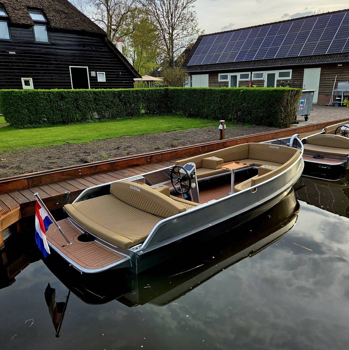 Twee 6-persoons vakantiehuizen aan het water, midden in het oude centrum van Giethoorn in Giethoorn, Nationaal Park Weerribben-Wieden