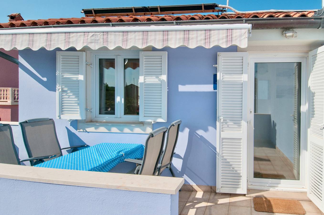 Ganze Wohnung, Ferienwohnung Clara mit 2 Terrassen mit Meerblick 30m vom Strand in Nerezine, Lošinj