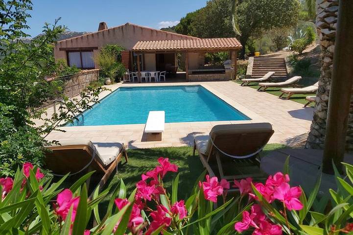 Villa pour 10 personnes, avec terrasse ainsi que jacuzzi et jardin à Lumio