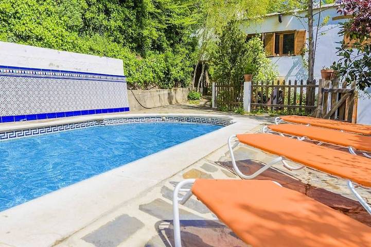 Chalet para 4 personas, con piscina además de jardín y jacuzzi - 1