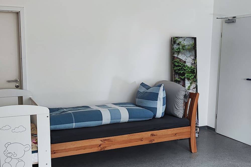 Monteur- Ferienhaus 310m² mit 21 Einzelbetten  3 Bädern Parkplatz Wlan Grill Tv in Veitshöchheim, Fränkisches Weinland