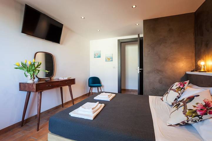 Appartement entier, Appartement de 90 m² dans villa avec piscine individuelle et jardin in Arenella, Syracuse
