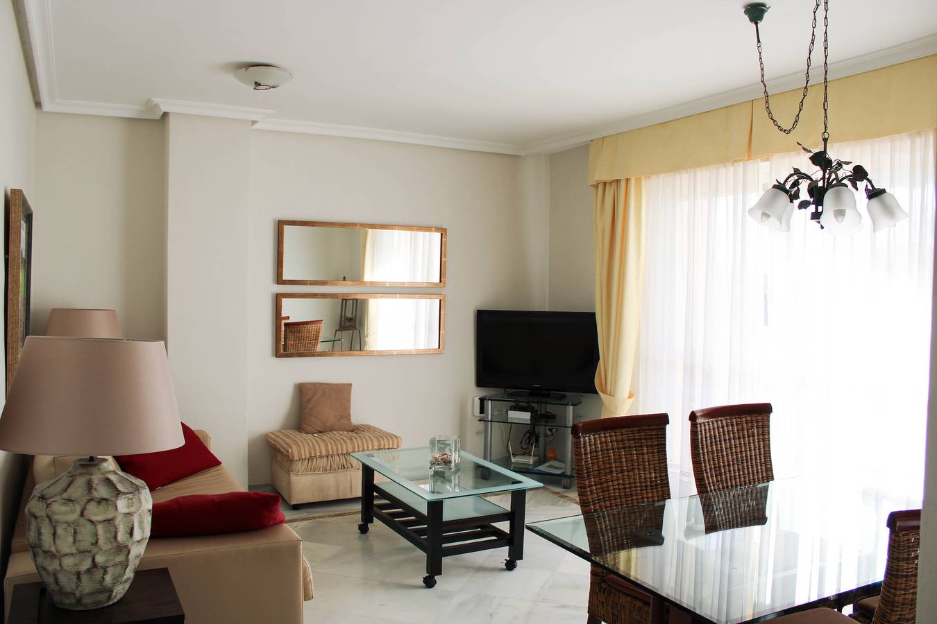 Entire apartment, Apartment 10 minutes walk from Puerto Banús in Marbella West, Marbella