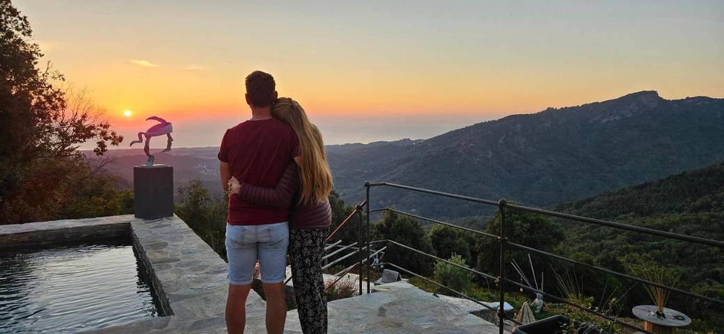 Location de vacances pour 4 personnes, avec jacuzzi ainsi que jardin et piscine à Porri