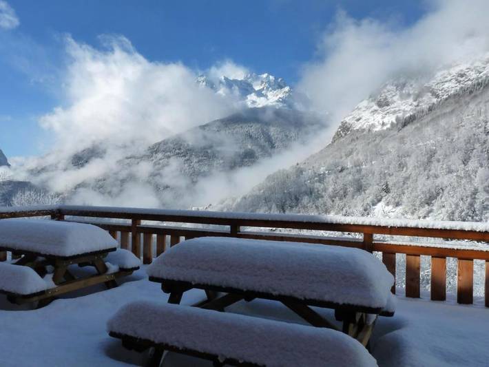 Chalet voor 12 personen, with Balkon and Terras as well as Tuin and Uitzicht in Oz