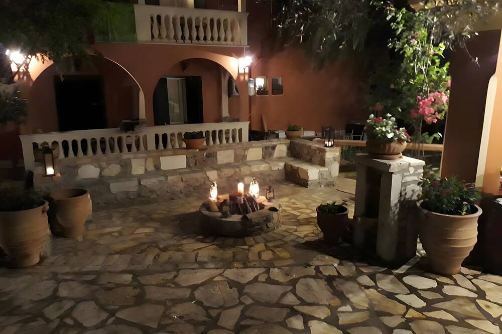Comfy Stay Gouvia – Studio 4: Central Studio with Pool Access & Balcony in Corfu