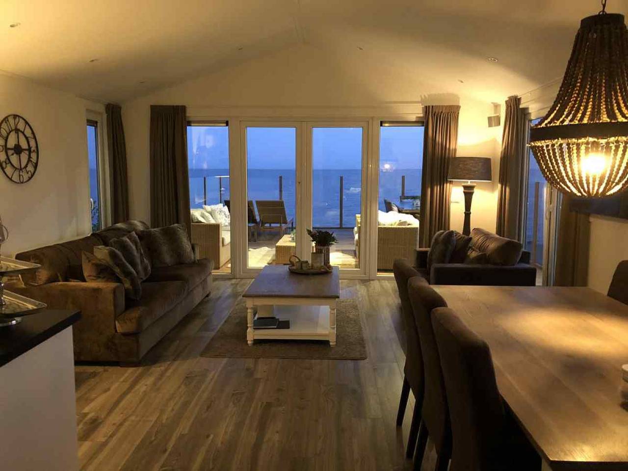 Prachtige villa voor 6 personen aan het Markermeer met mooi uitzicht vanaf het terras in Bovenkarspel, Markermeer