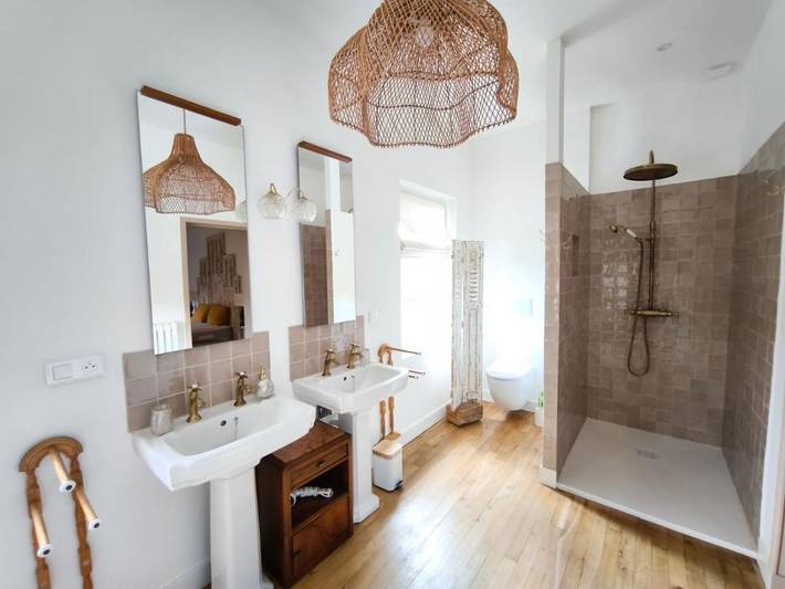 Gîte pour 3 personnes, avec terrasse et vue ainsi que piscine et jardin à Ussac - 4