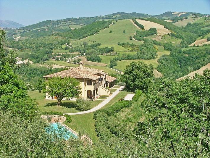 Agriturismo per 6 persone, con Terrazza e Giardino nonché Piscina a Valfabbrica
