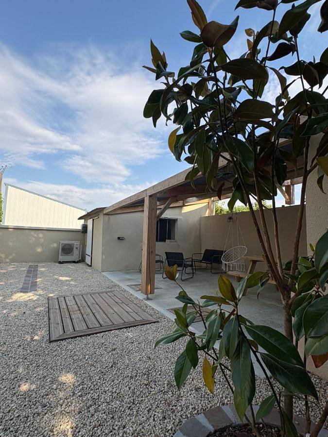 Location de vacances pour 4 personnes, avec Terrasse ainsi que Jardin et Vue à Le Puy-Notre-Dame