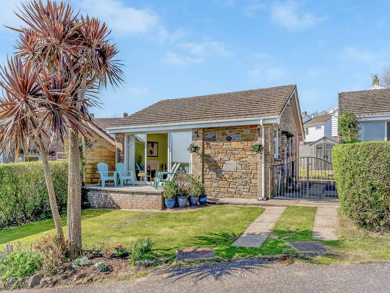 Bungalow Highfields in Swansea region