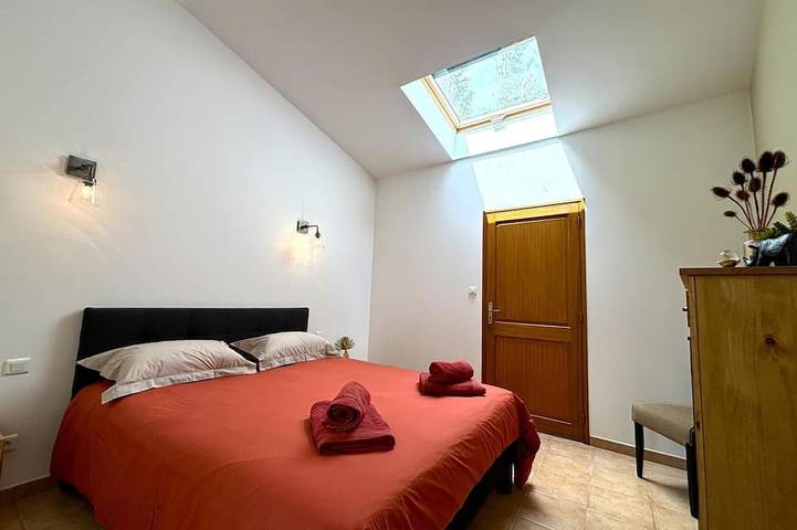 Gîte pour 6 personnes, avec jardin ainsi que jacuzzi et terrasse à Chazemais - 4