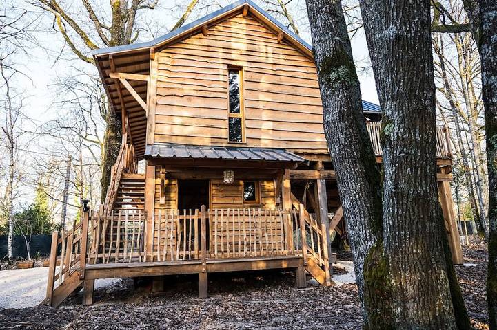 Cabane en bois pour 4 personnes, avec Balcon et Jacuzzi ainsi que Jardin et Sauna