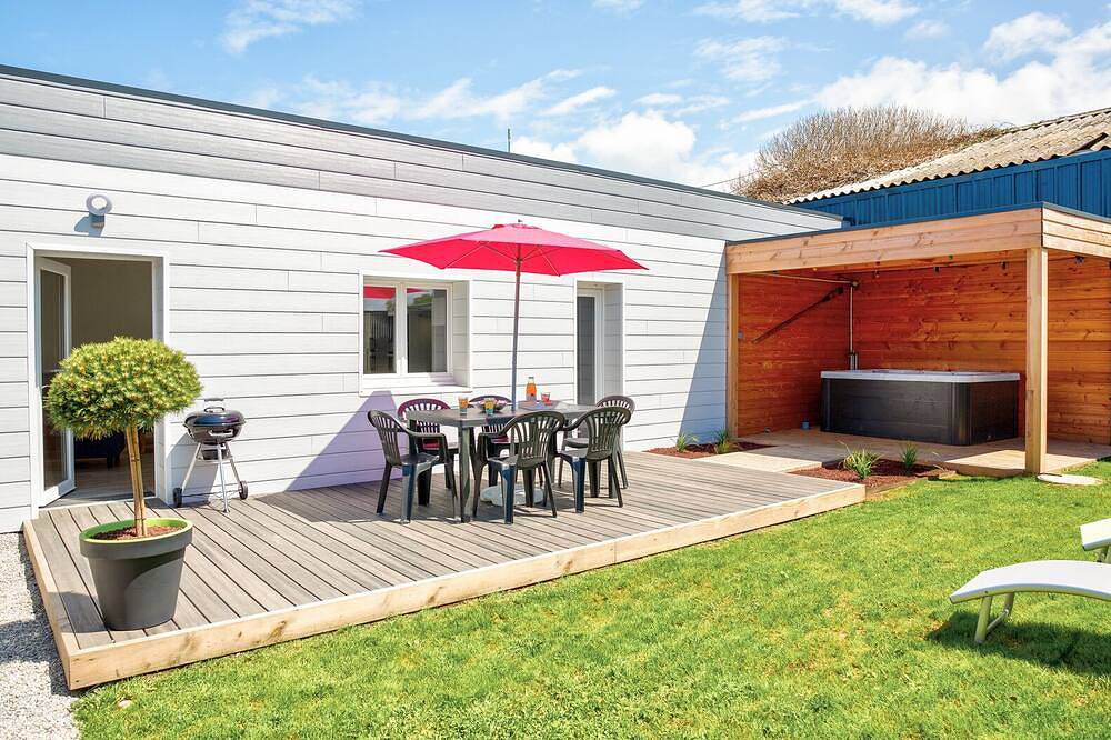 Maison Des Naufragés - Private Jacuzzi- Heated indoor pool -100m from the sea in Cléder, Ceinture Dorée